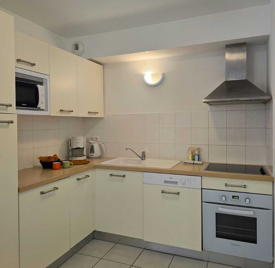 Apartment, 2 Bedrooms (4/6 people) | Private kitchen | Fridge, microwave, oven, stovetop