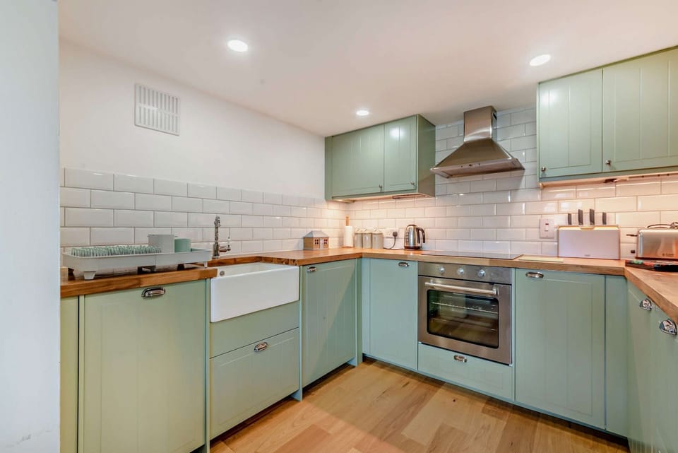 The Old School House Kitchen - StayCotswold