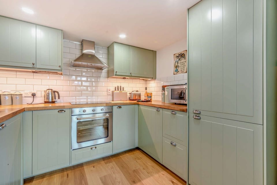The Old School House Kitchen - StayCotswold