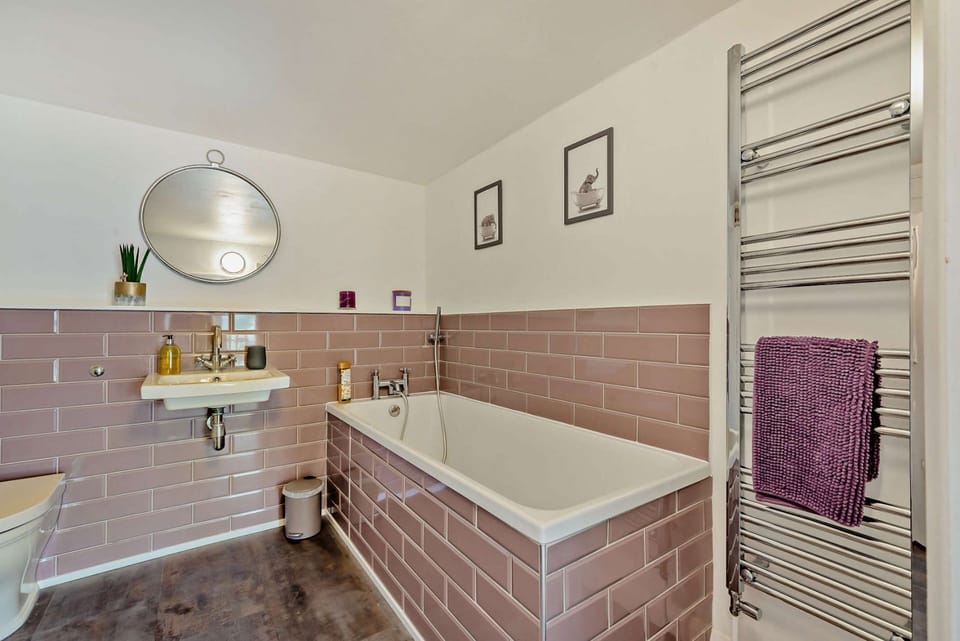 The Old School House Ensuite - StayCotswold