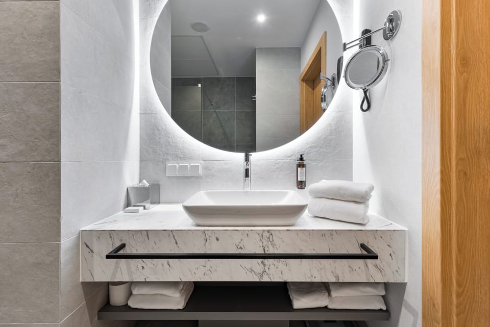 Classic Double Room, Balcony | Bathroom | Shower, hair dryer, slippers, towels