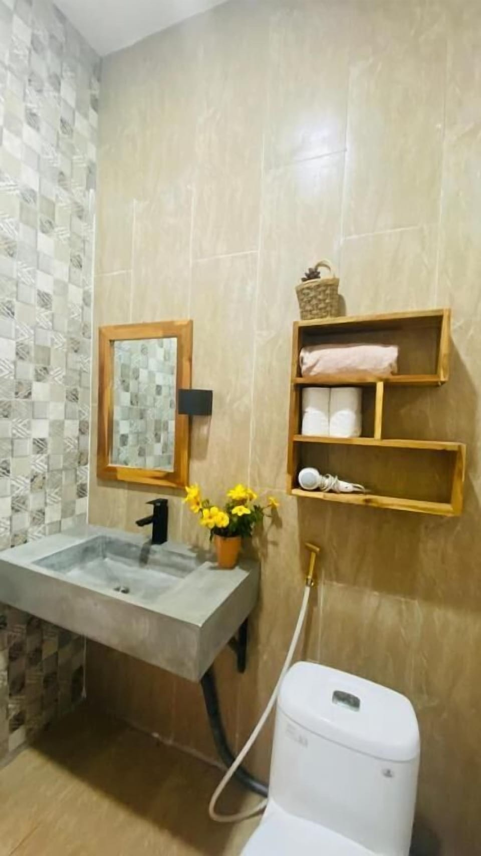 Basic Room | Bathroom | Free toiletries, hair dryer, slippers, bidet