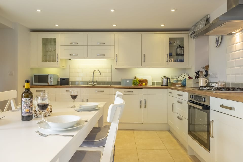 Seaview Cottage, Hunstanton: A fitted kitchen with dining area