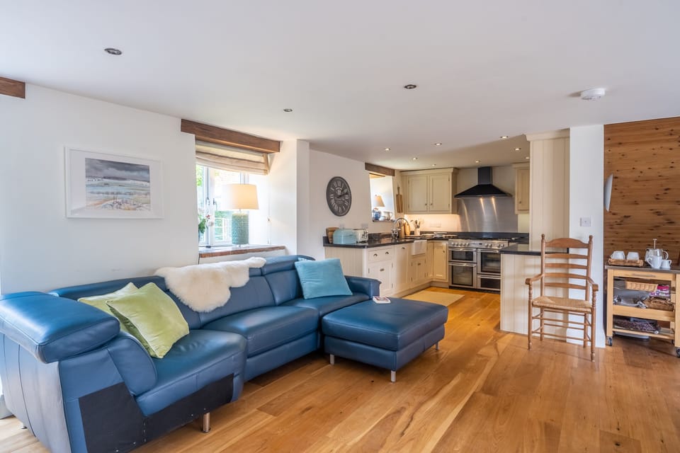 Ground floor: Sitting room and kitchen