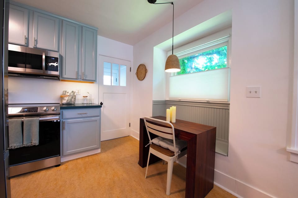 Breakfast nook table expands to seat 6 guests.