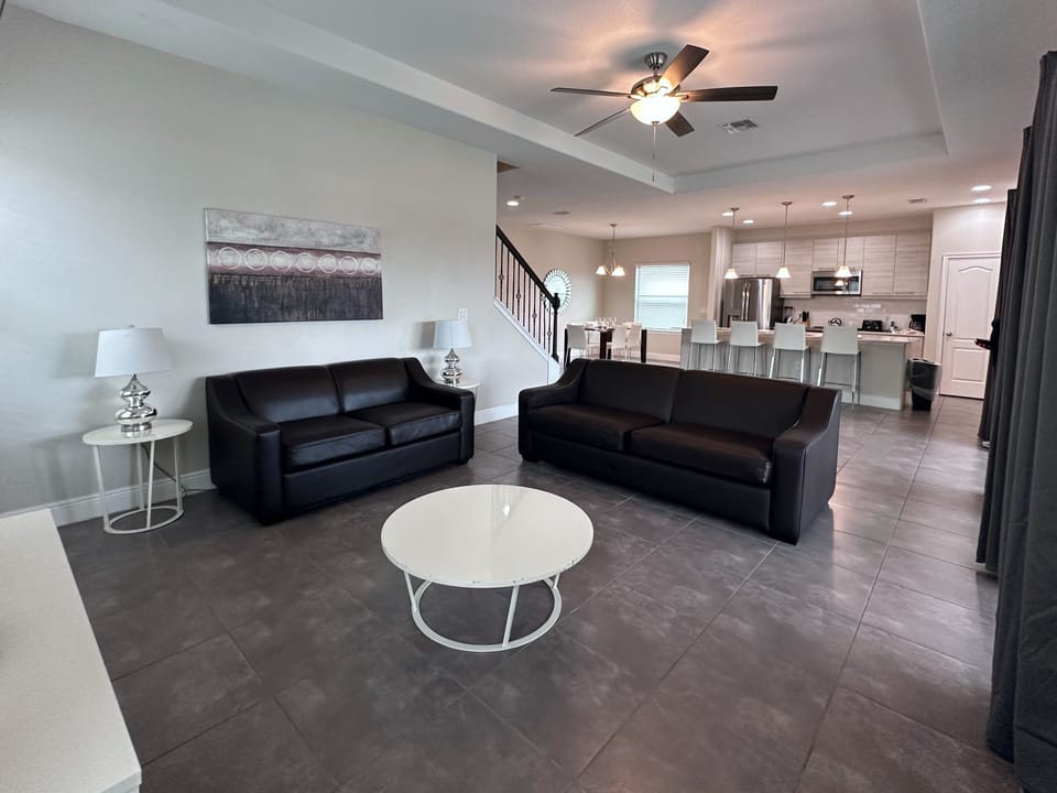 House, 4 Bedrooms | Living area