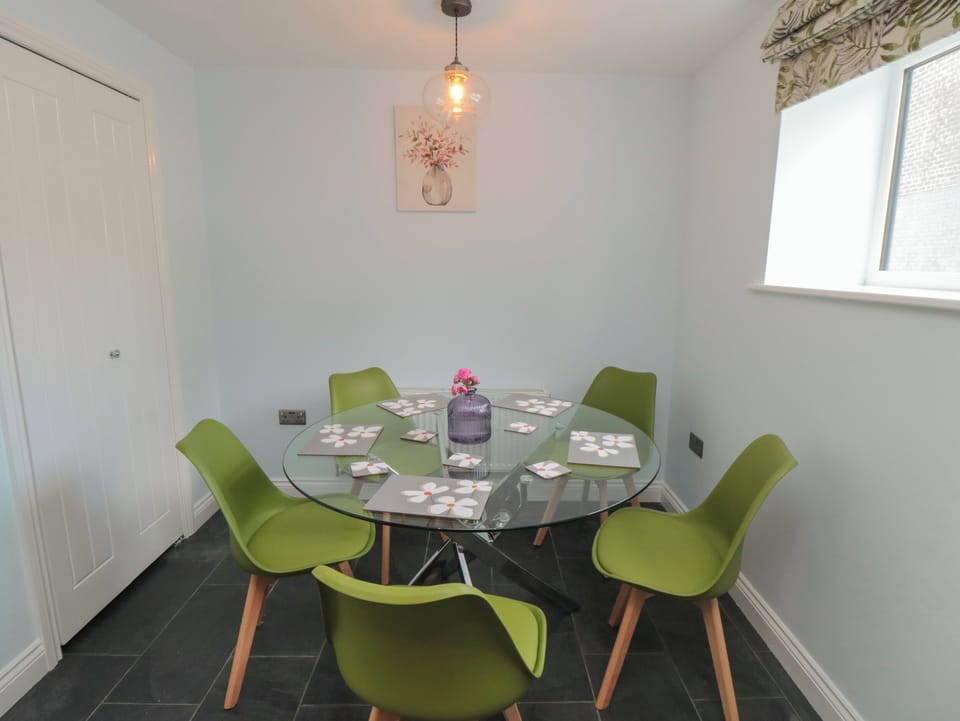 Cottage | Dining