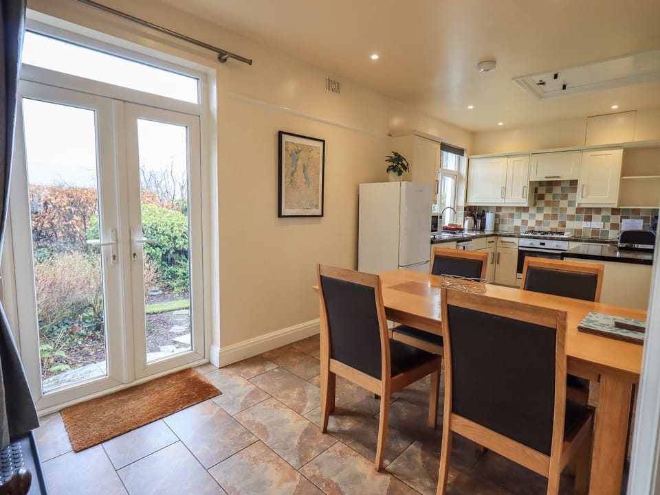 Cottage | Private kitchen | Fridge, dishwasher, electric kettle, toaster