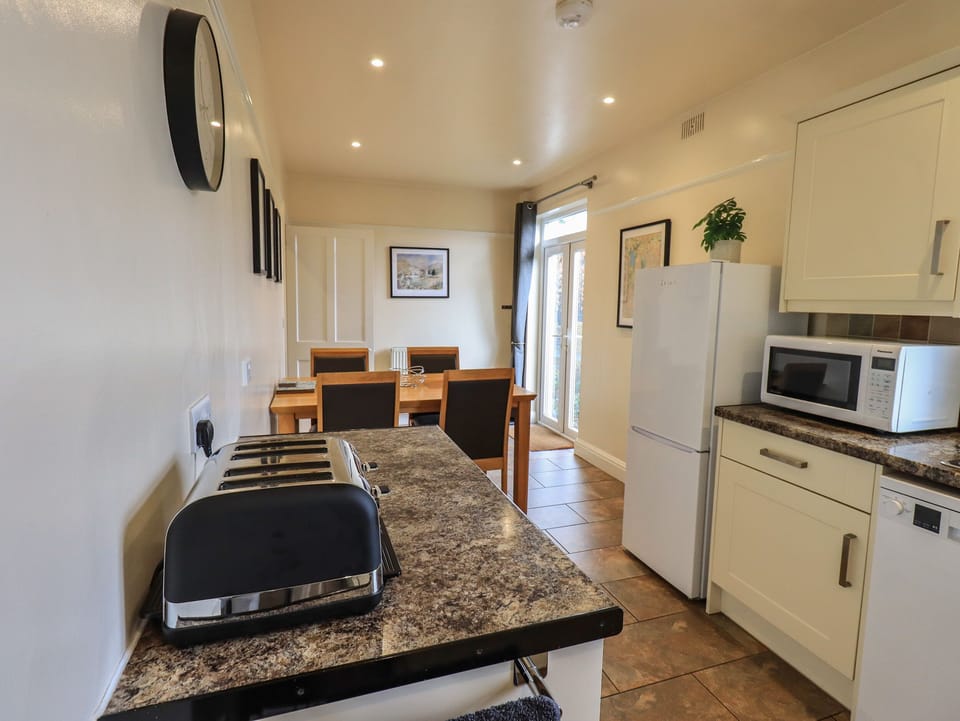 Cottage | Private kitchen | Fridge, dishwasher, electric kettle, toaster