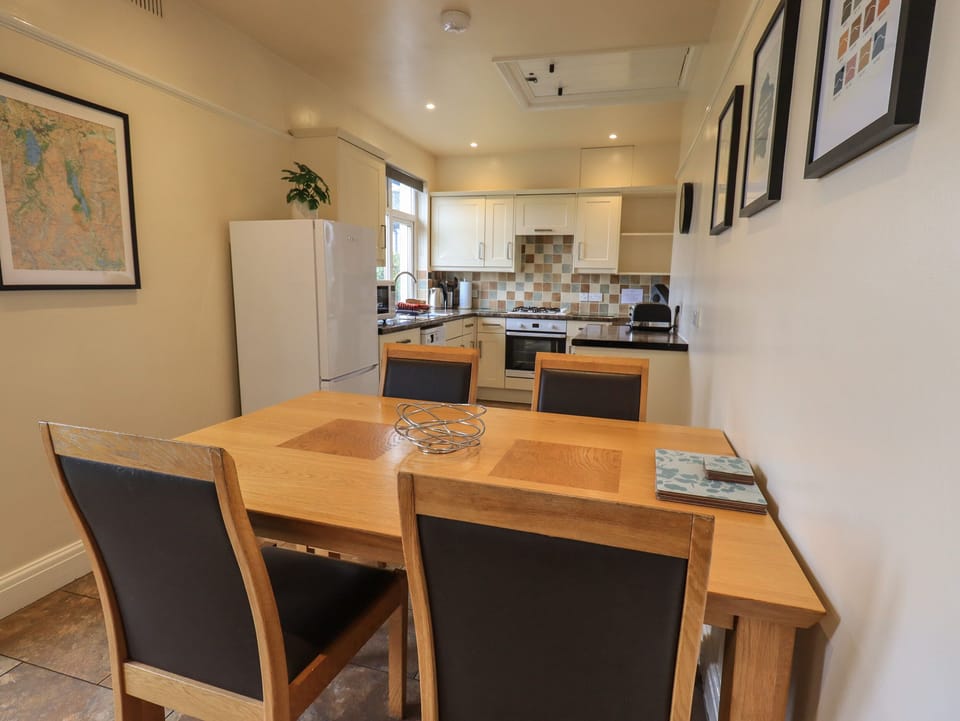 Cottage | Private kitchen | Fridge, dishwasher, electric kettle, toaster