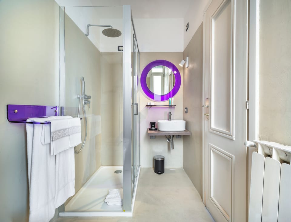 Classic Room, Partial Sea View | Bathroom | Shower, rainfall showerhead, designer toiletries, hair dryer