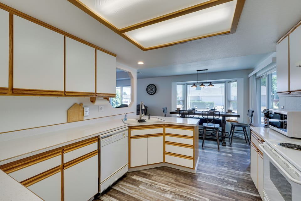 Kitchen | Stove/Oven | Refrigerator | Coffee Maker