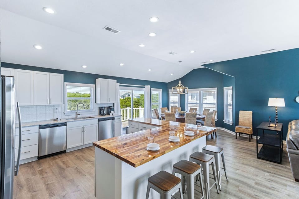 Kitchen and Breakfast bar