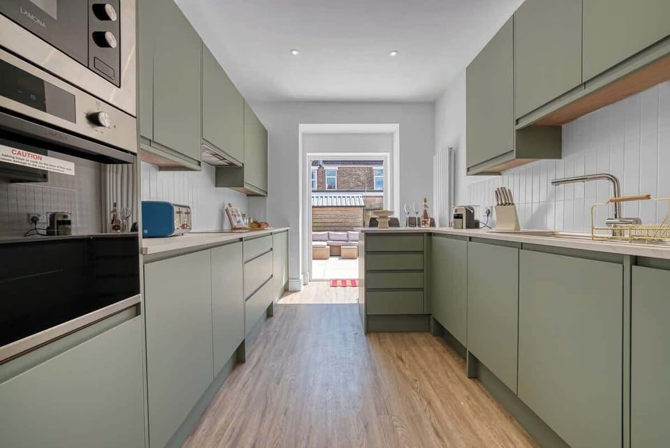 Fully equipped kitchen at Blue Puffin Stays Short Lets & Serviced Accommodation