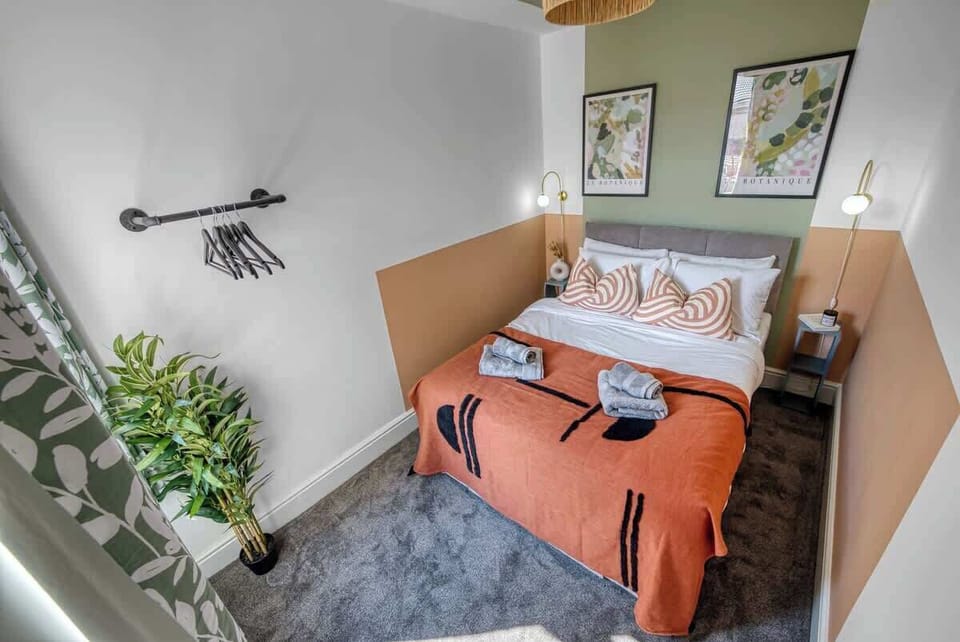 Bedroom with 1 double bed at Blue Puffin Stays Short Lets & Serviced Accommodation