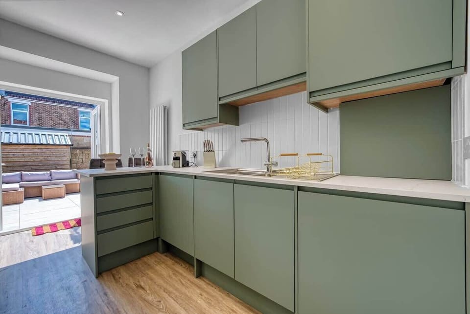 Fully equipped kitchen at Blue Puffin Stays Short Lets & Serviced Accommodation