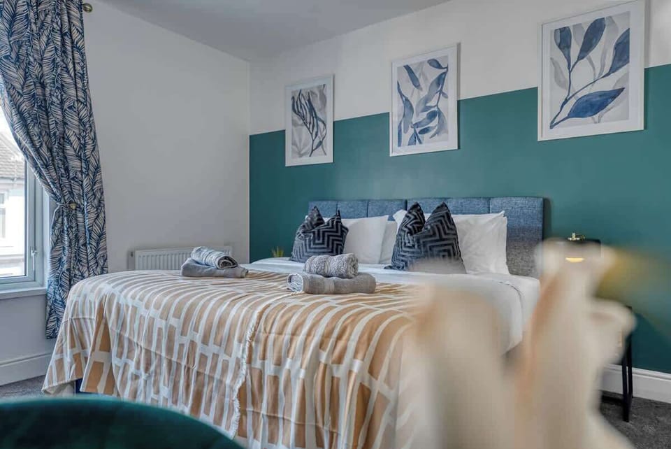 Bedroom with either 2 single beds/1 super king bed, flatscreen TV installed with a ready-to-use Netflix app (log in with your credentials)  and a dedicated workspace at Blue Puffin Stays Short Lets & Serviced Accommodation
