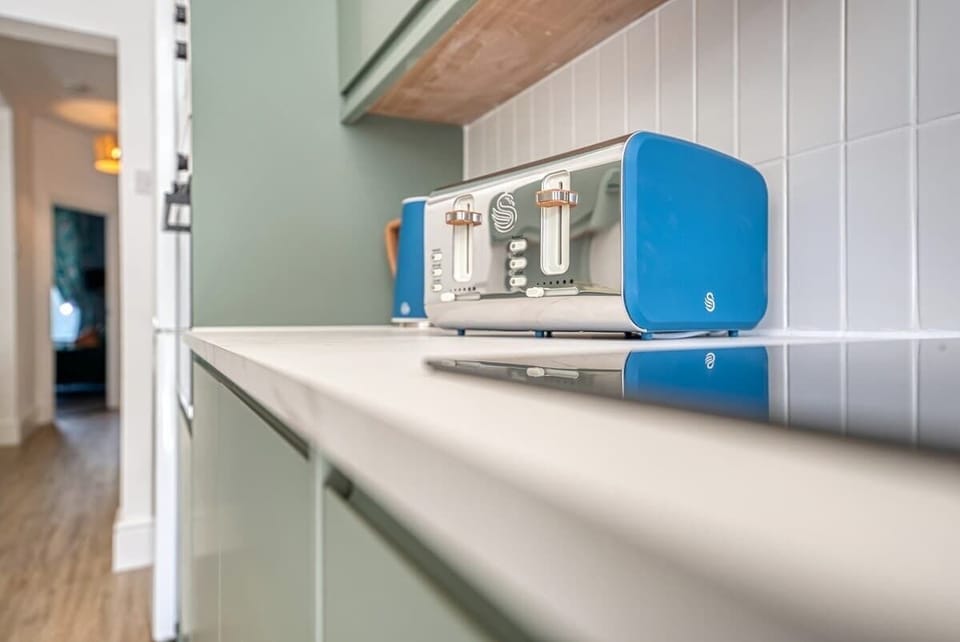 Fully equipped kitchen at Blue Puffin Stays Short Lets & Serviced Accommodation