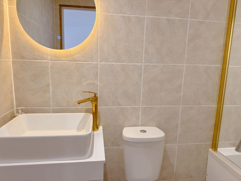 Superior Twin Room, Ensuite, Garden View | Bathroom | Shower, hair dryer, towels