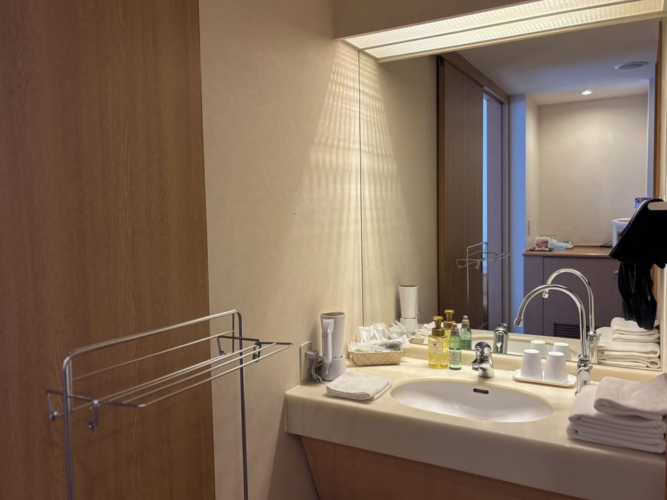 Combined shower/tub, deep soaking tub, designer toiletries, hair dryer