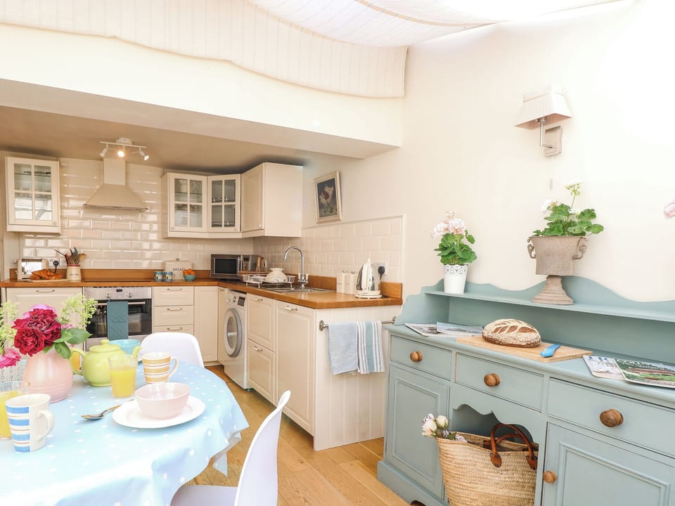 Cottage | Private kitchen | Fridge, dishwasher, electric kettle, toaster