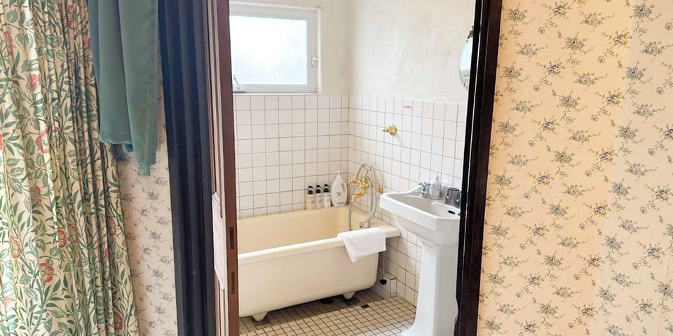 Traditional British Cottage Annex | Bathroom | Free toiletries, hair dryer, slippers, bidet