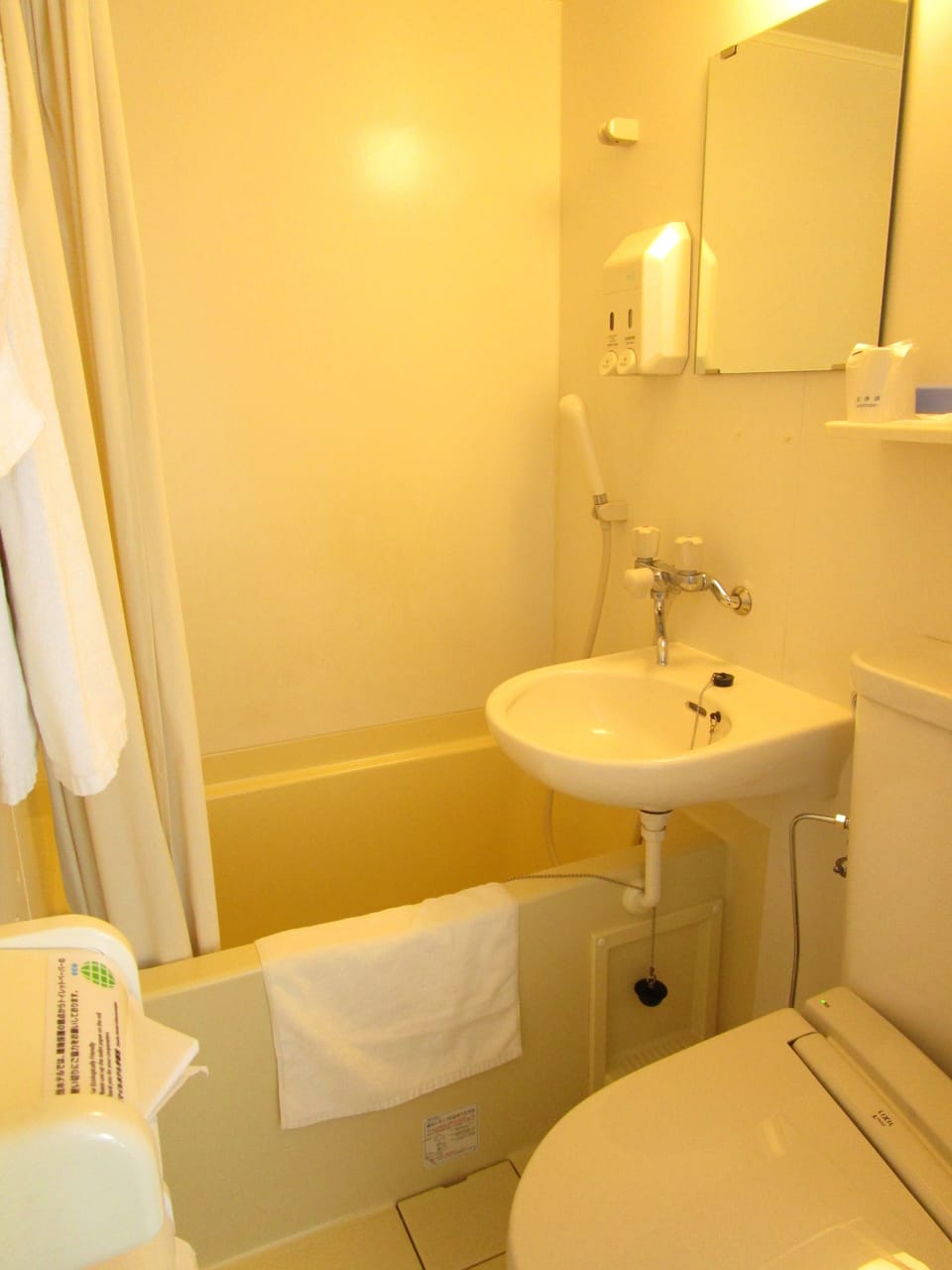 Combined shower/tub, deep soaking tub, free toiletries, hair dryer