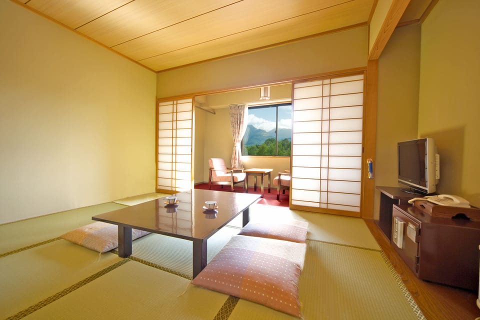 Down comforters, in-room safe, desk, soundproofing