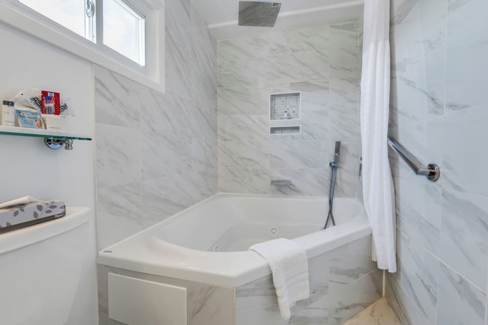Suite, 1 Queen Bed (with Spa Bath) | Bathroom | Shower, free toiletries, hair dryer, towels