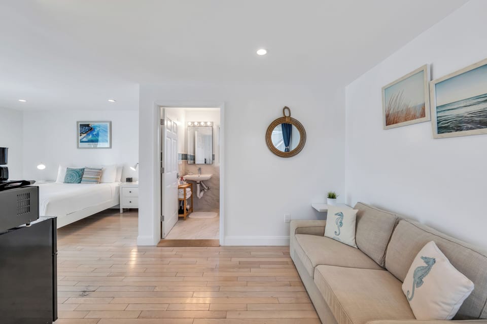 Studio, 1 Queen Bed, Accessible | Hypo-allergenic bedding, iron/ironing board, free WiFi, bed sheets