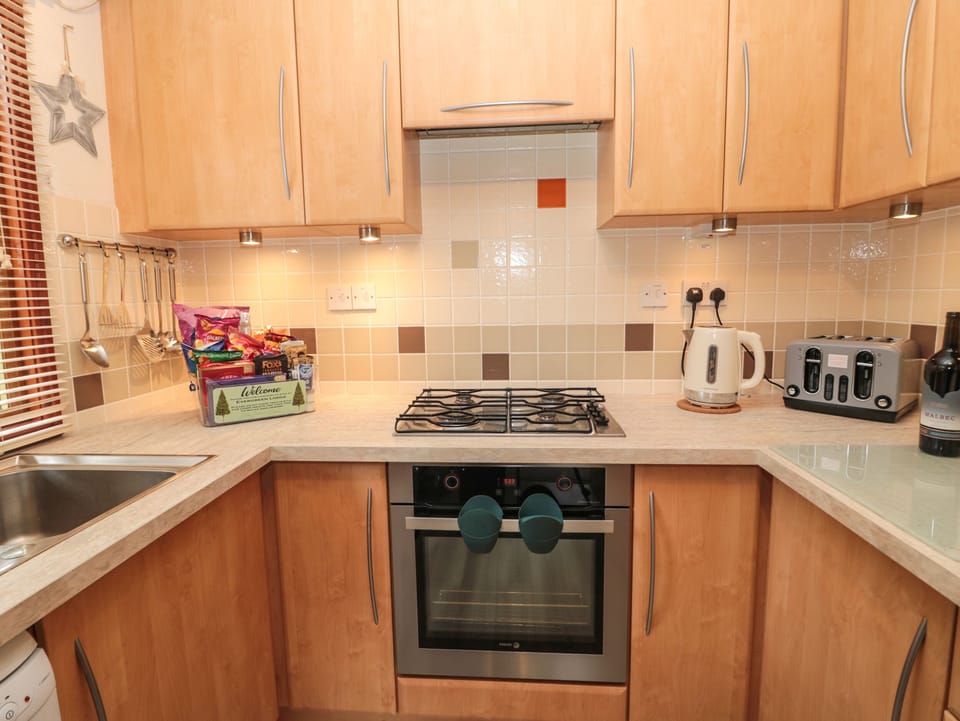 Cottage | Private kitchen | Fridge, dishwasher, electric kettle, toaster