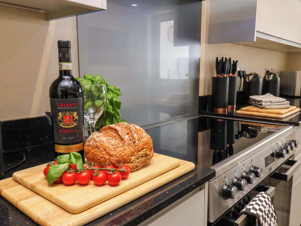 Cottage | Private kitchen | Fridge, dishwasher, electric kettle, toaster