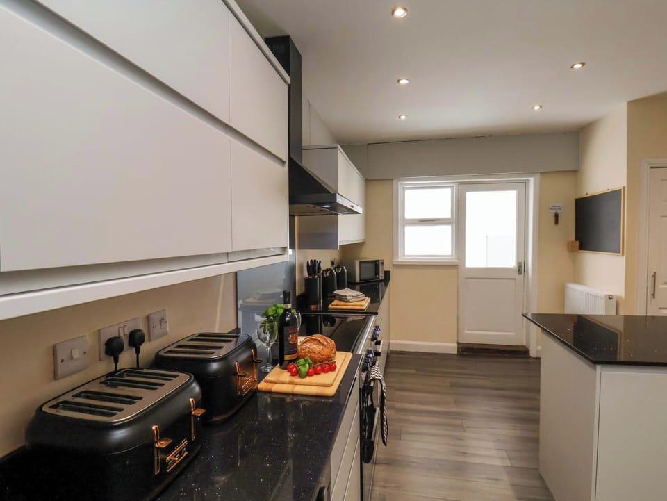 Cottage | Private kitchen | Fridge, dishwasher, electric kettle, toaster