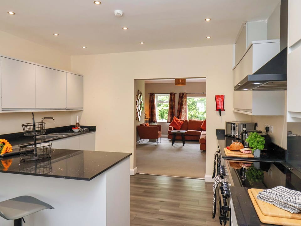 Cottage | Private kitchen | Fridge, dishwasher, electric kettle, toaster