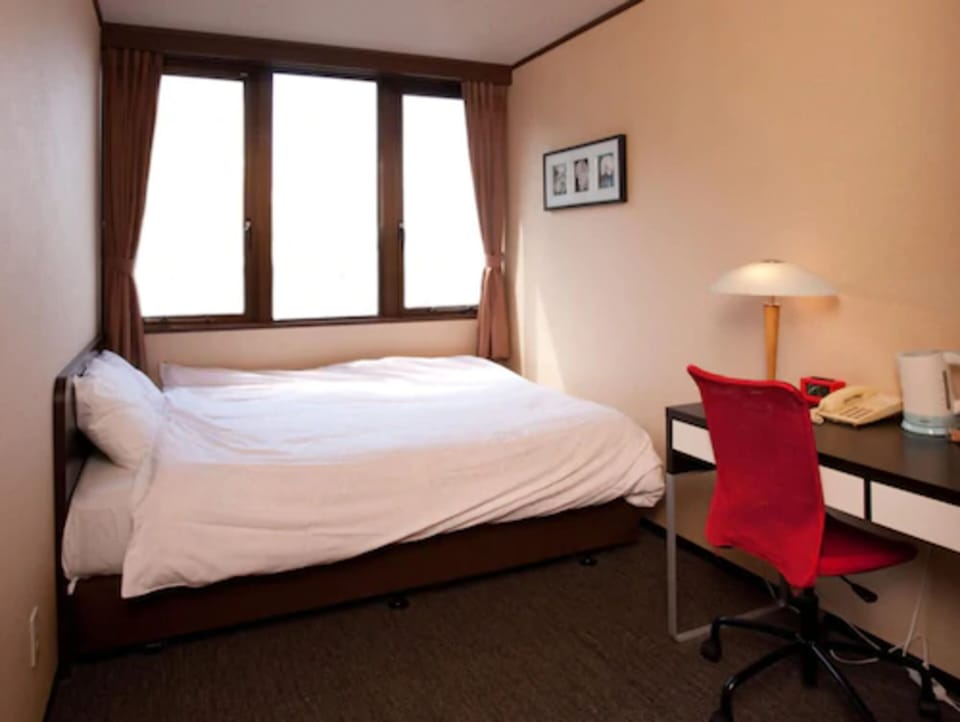 In-room safe, desk, WiFi (free), bed sheets
