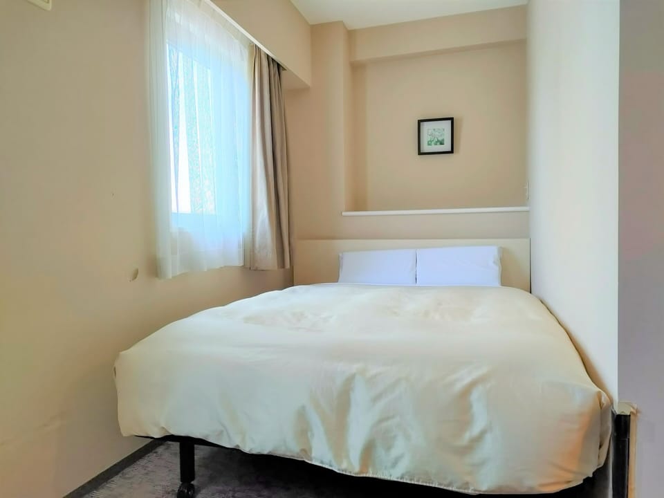 Desk, free wired internet, bed sheets