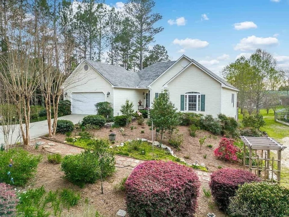 Beautiful front of Cashel on the Lake!