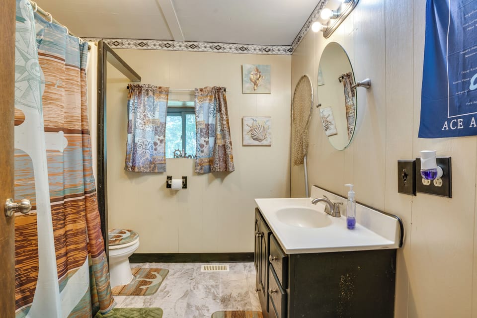 Full Bathroom | Towels Provided
