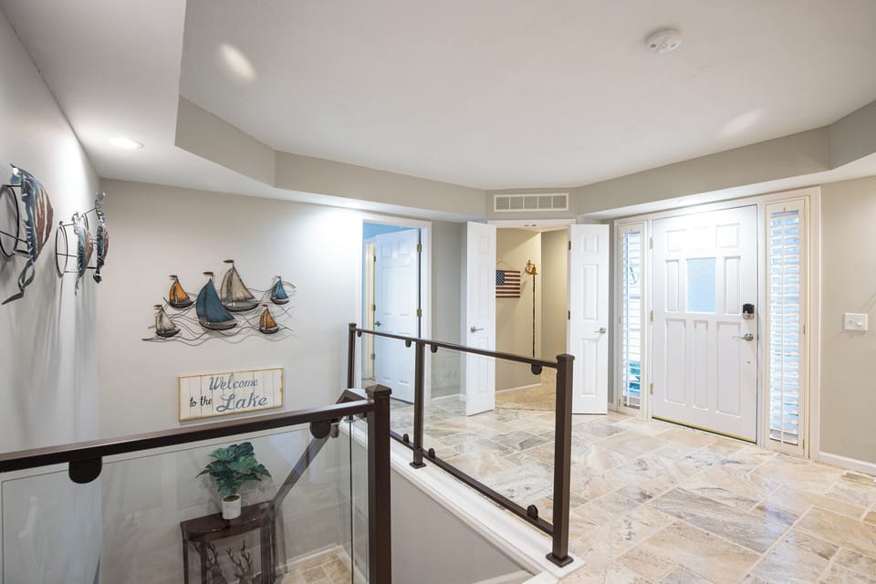 Enjoy the vaulted ceilings and open entrance!