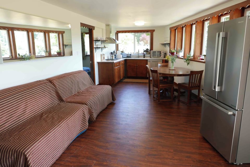 Kitchen and living room area:: sofas(futons), dinning table