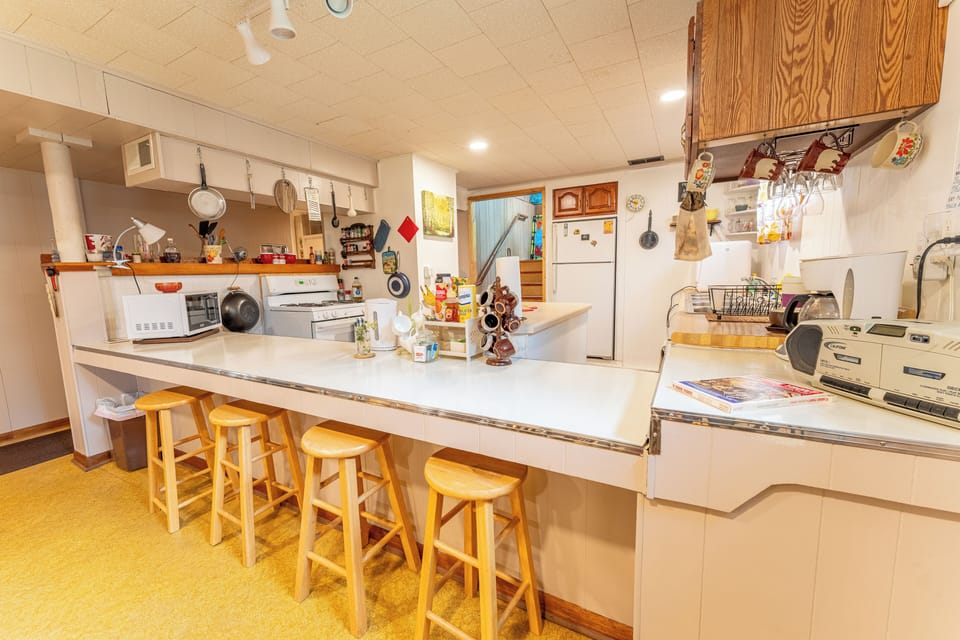 Full kitchen with coffee bar