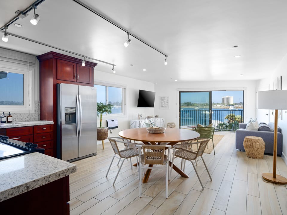 Dining table for 6 and full kitchen
