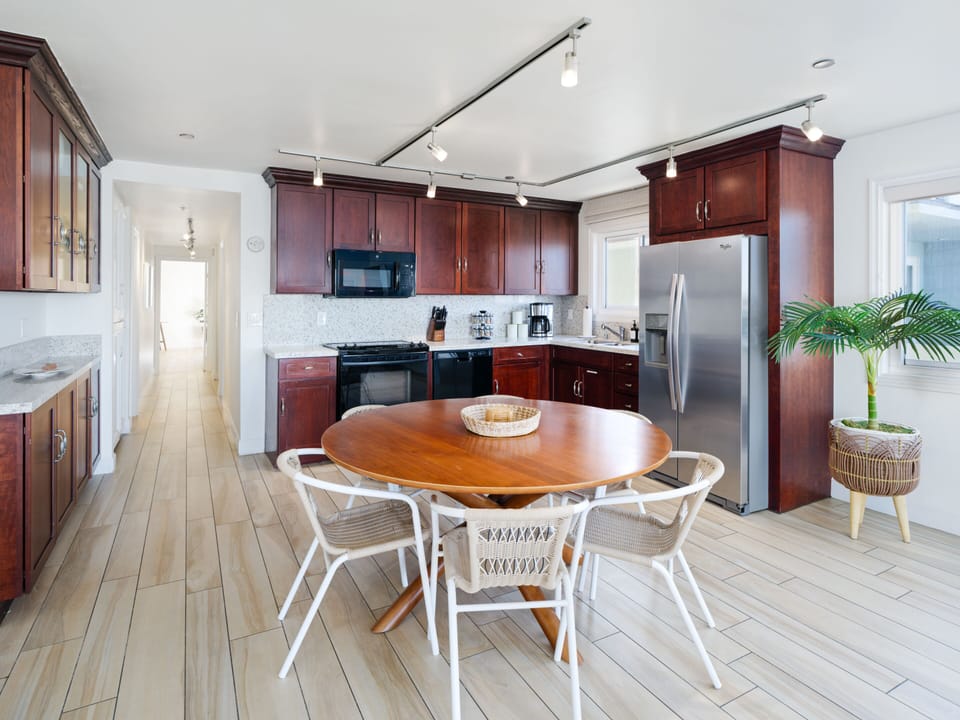Dining table for 6 and full kitchen w/ refrigerator, electric range, dishwasher and dual Keurig+drip coffee pot.