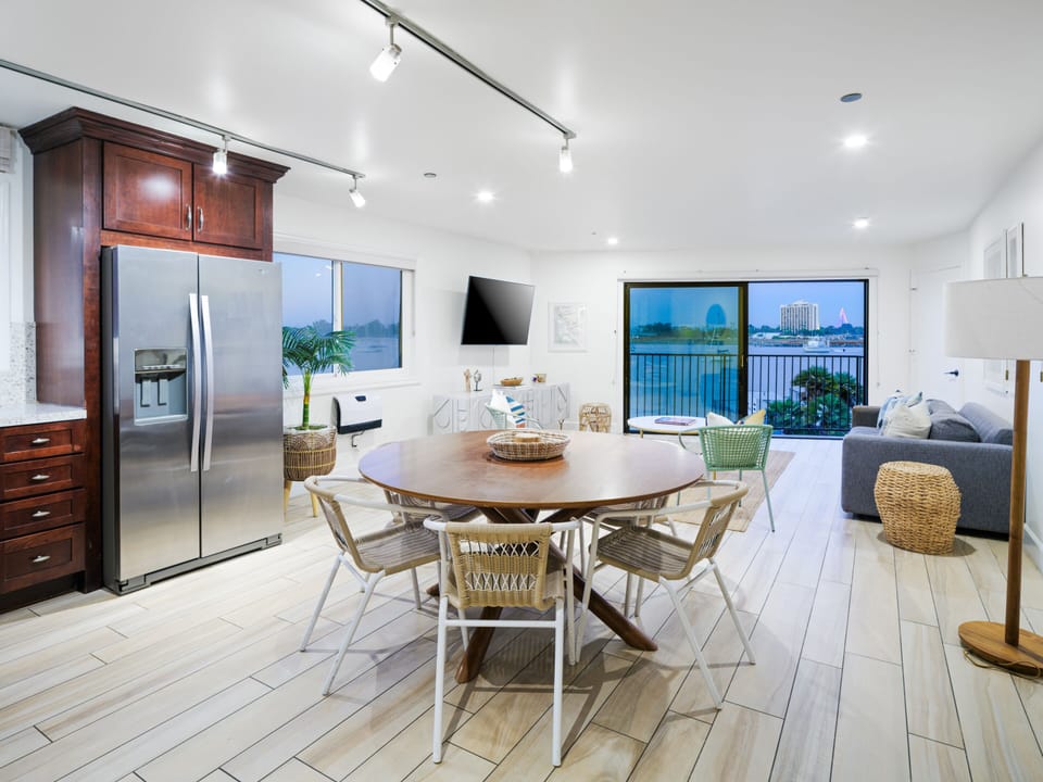 Dining table for 6 and full kitchen