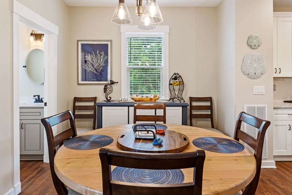 Eat together at the counter bar or in the Dining Area with beautiful decor and a welcoming atmosphere.