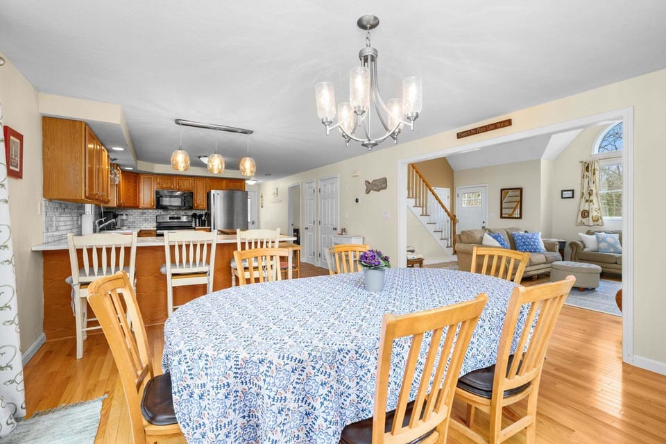 Dining area with seating for 6