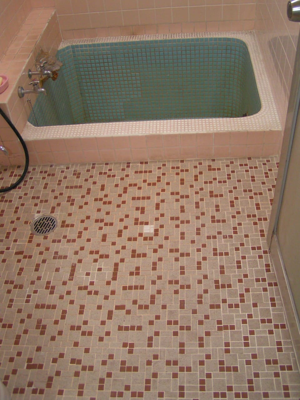Deep soaking bathtub