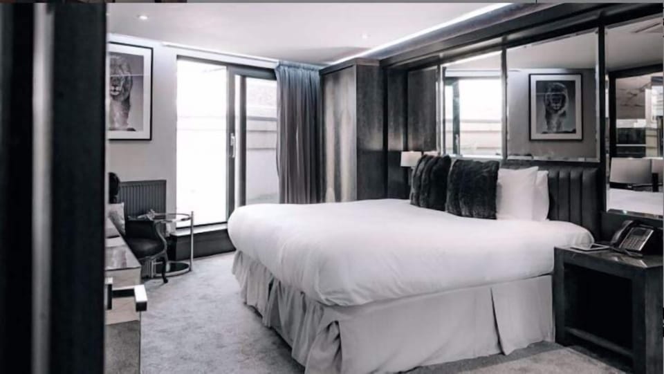 Luxury Penthouse, 1 King Bed | Minibar, desk, laptop workspace, blackout drapes