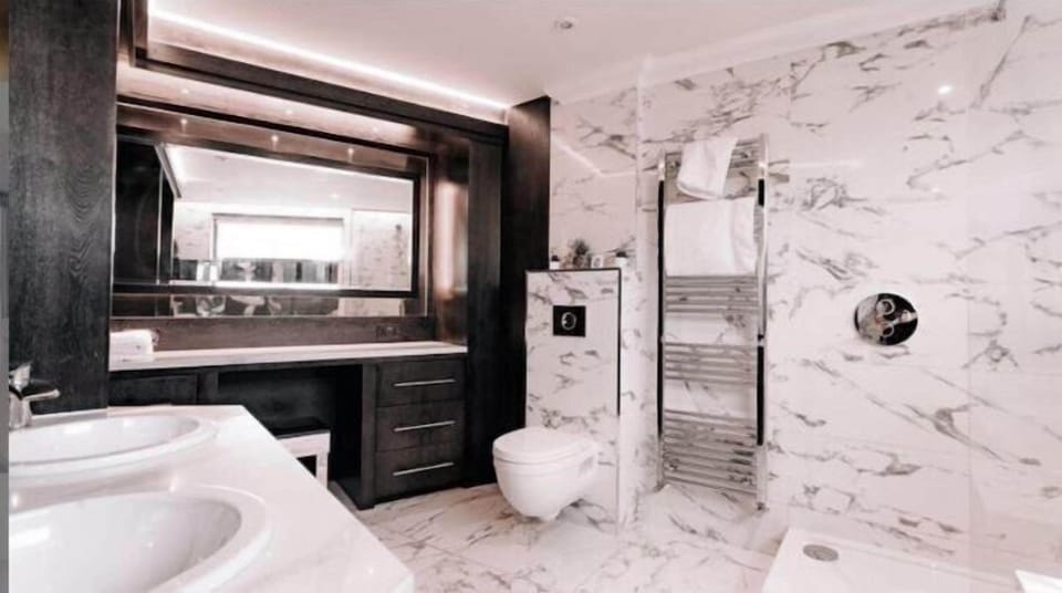Luxury Penthouse, 1 King Bed | Bathroom | Combined shower/tub, free toiletries, hair dryer, towels
