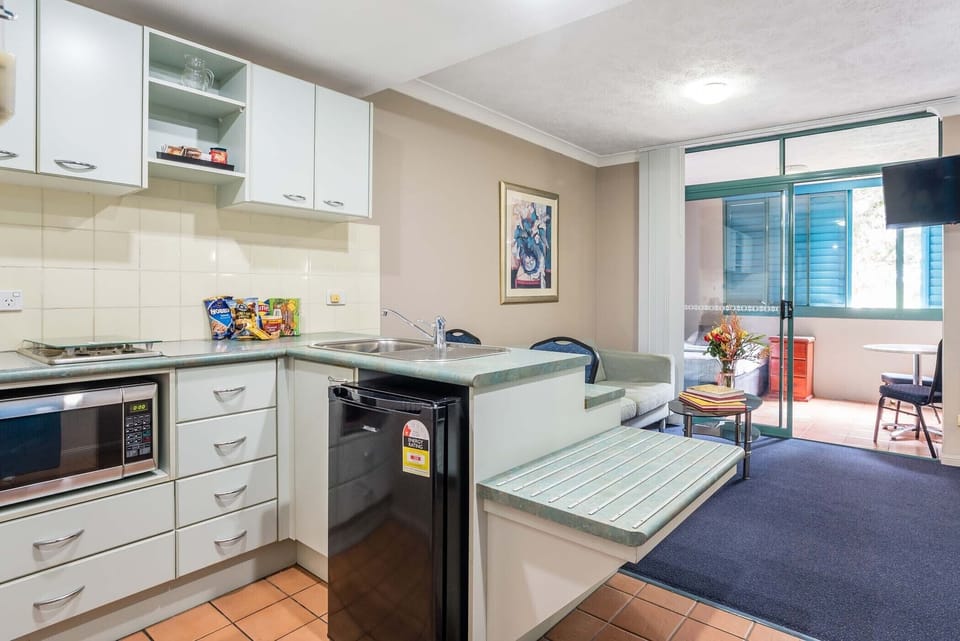 Deluxe Queen Room | Private kitchen | Coffee/tea maker, fridge, electric kettle